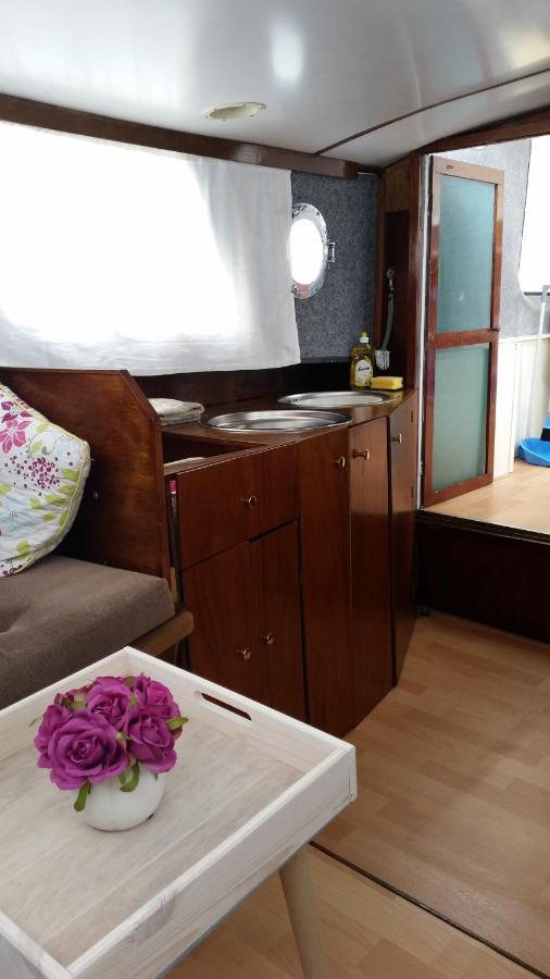 Boat Ella - Kamperen Op Het Water -Niet Om Mee Te Varen -Read Host Profile-Lees Hostprofiel Jutrijp Экстерьер фото