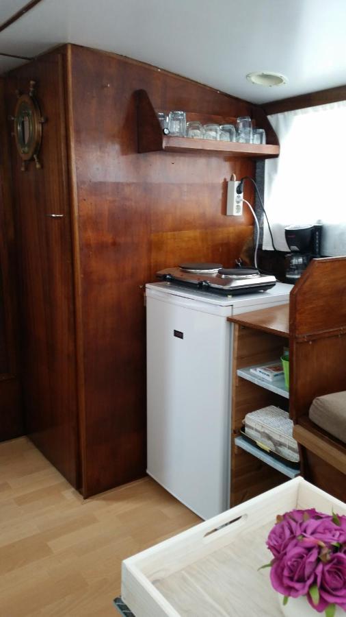 Boat Ella - Kamperen Op Het Water -Niet Om Mee Te Varen -Read Host Profile-Lees Hostprofiel Jutrijp Экстерьер фото