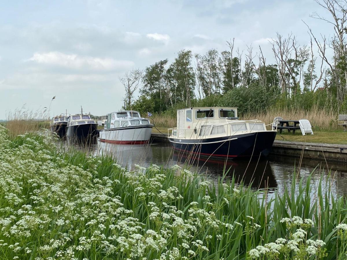 Boat Ella - Kamperen Op Het Water -Niet Om Mee Te Varen -Read Host Profile-Lees Hostprofiel Jutrijp Экстерьер фото